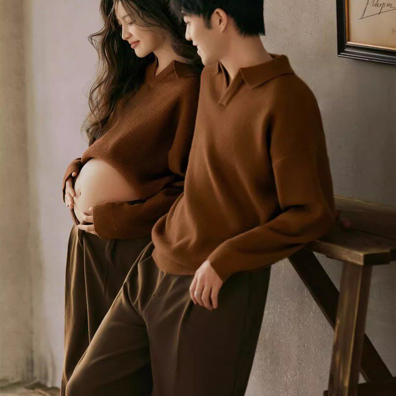 新款孕妇照服装照相馆孕妈艺术照情侣主题咖色毛衣写室内真摄影服