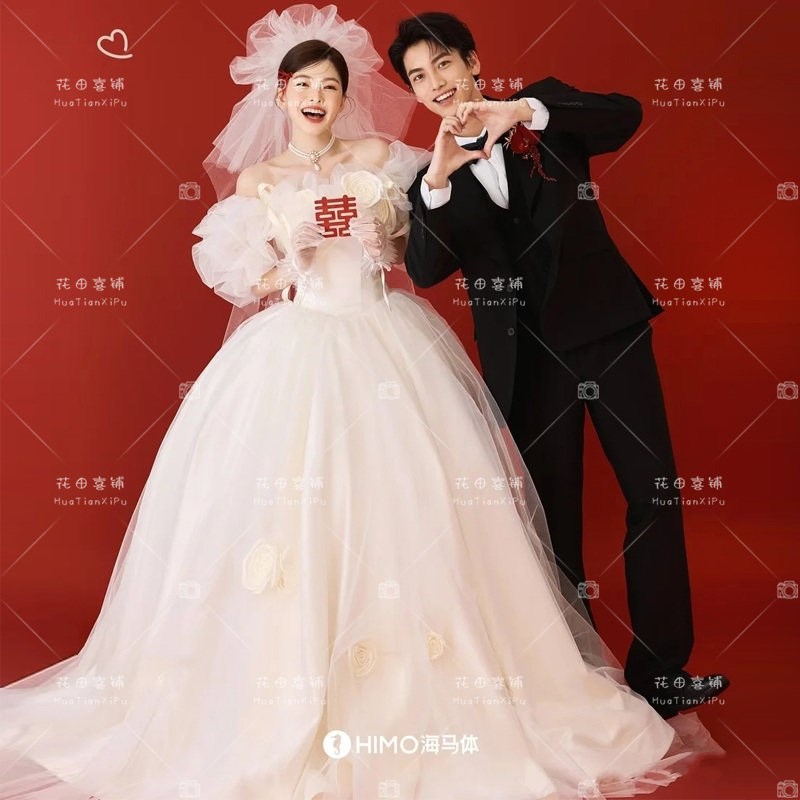 新款照相馆拍照主题服装复古喜嫁风婚纱白色简约一字肩花朵拖尾礼
