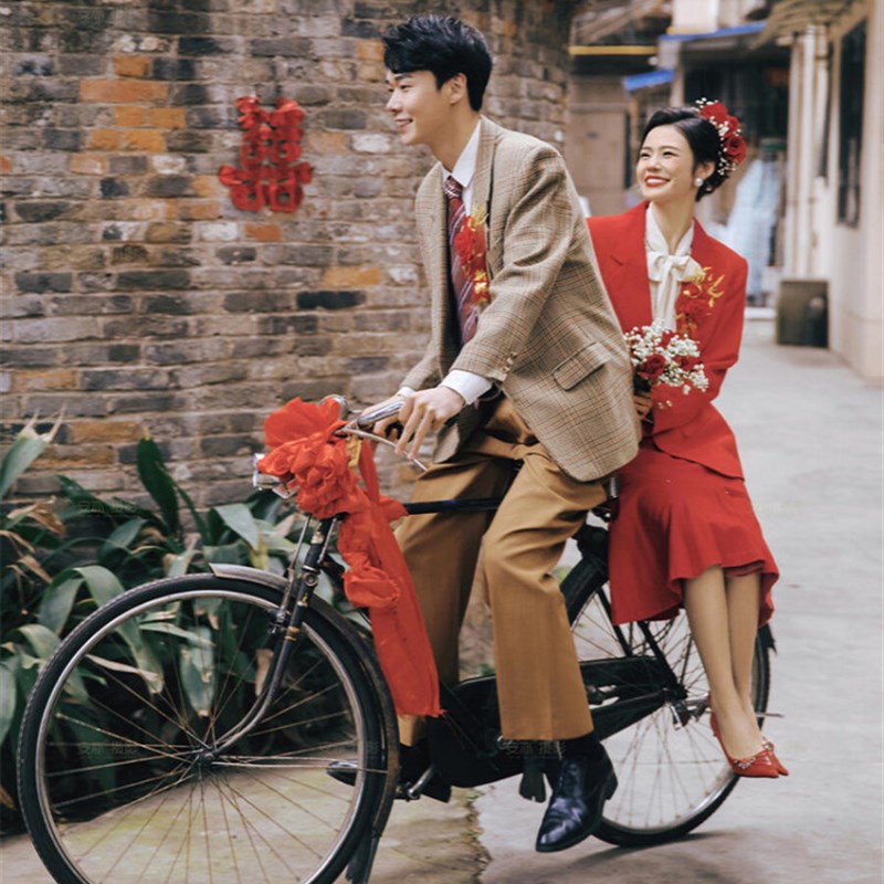 新红色覆古港风爸妈80年代结婚怀旧礼服主题婚纱影楼情侣拍照服装