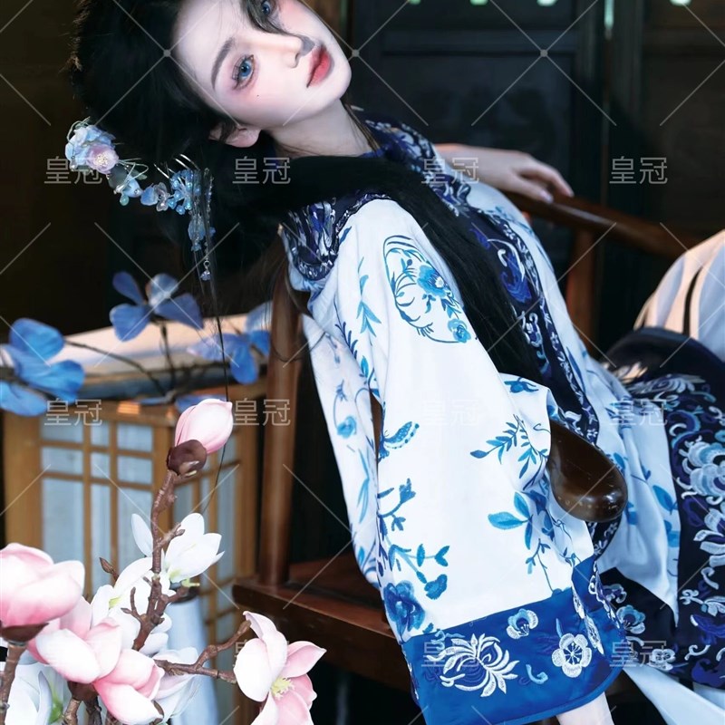 照相馆新中式国风晚清女改良汉服青花瓷格格服马面裙套装旅拍摄影