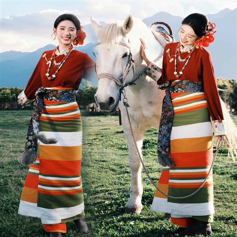 藏族服装女影楼拍照新款少数民族风草原舞蹈旅拍写真摄影条纹藏袍