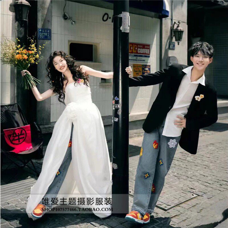 影楼新款拍照旅拍主题服装情侣时尚婚纱摄影外景前短后长拖尾礼服