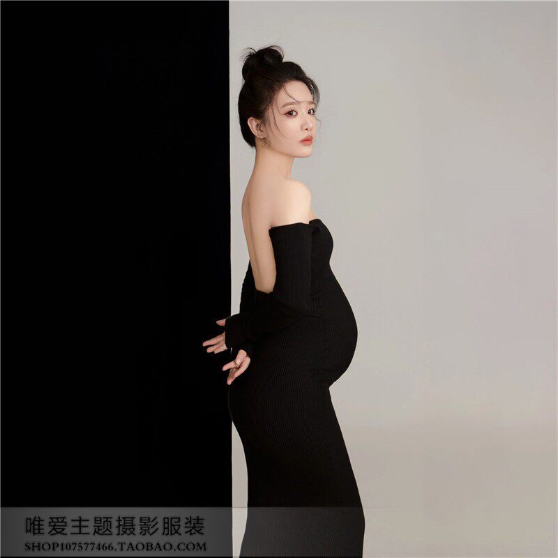 照相馆孕妇照黑色一字肩修身针织漏背服装大肚妈咪摄影艺术照在家