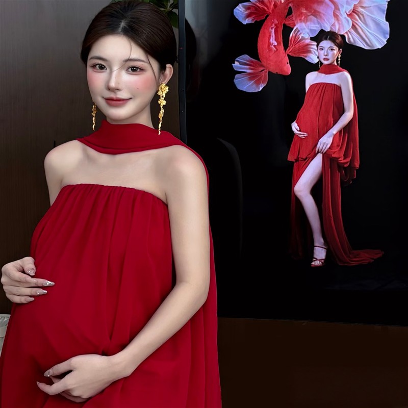照相馆新款时尚晚宴风红色挂颈飘纱礼服孕妇氛围感写真艺术照摄影