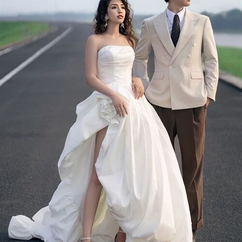 影楼新款拍照旅拍主题服装时尚街拍婚纱摄影外景前短后长拖尾礼服