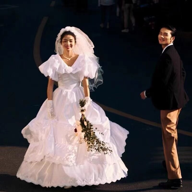 照相馆主题复古婚纱港风礼服法式宫廷轻婚纱拍照少女艺术照写真服