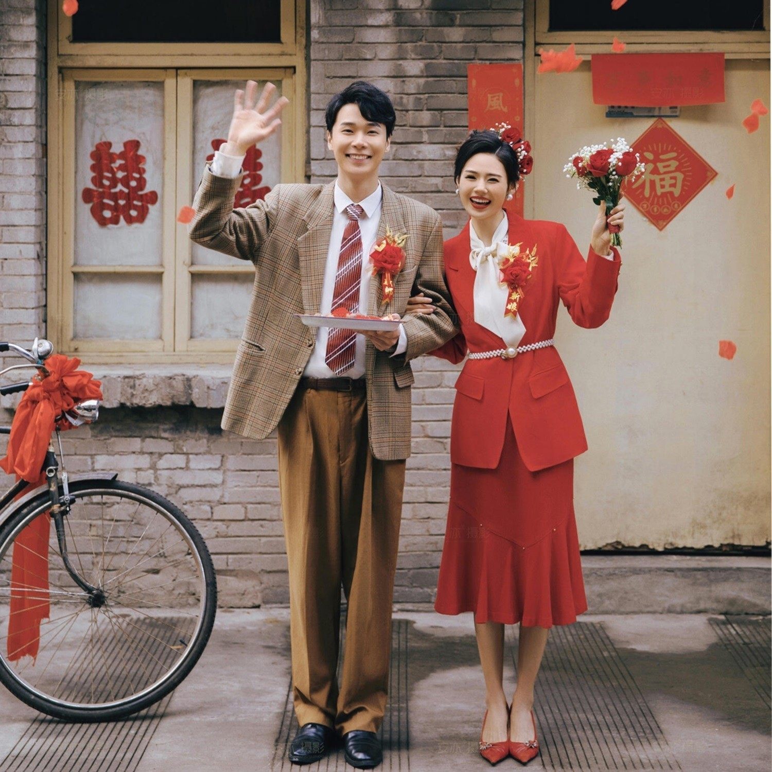 新红色复古港风爸妈80年代结婚怀旧礼服主题婚纱影楼情侣拍照服装