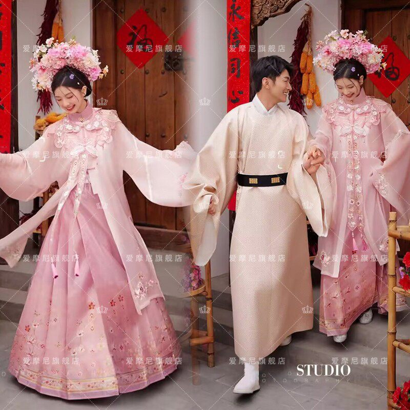 2025影楼新款泉州浔埔簪花情侣拍摄服装粉色古风汉服元素旅拍街拍