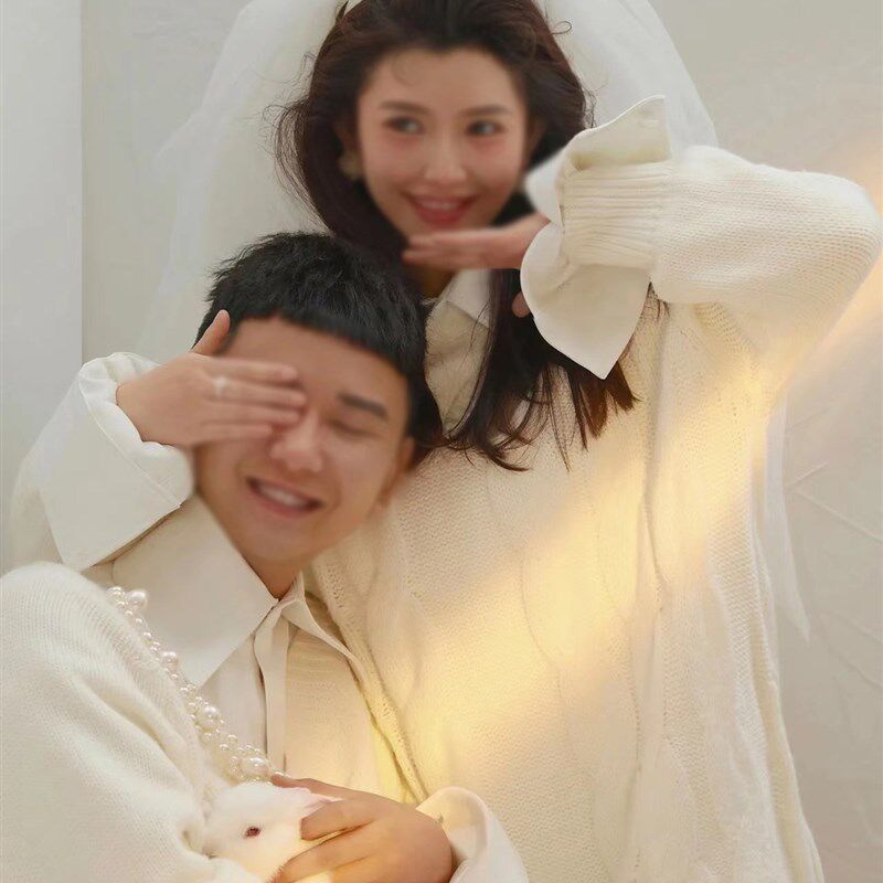 新款照相馆韩式情侣写真摄影慵懒风毛衣室内简约小清新拍照主题服