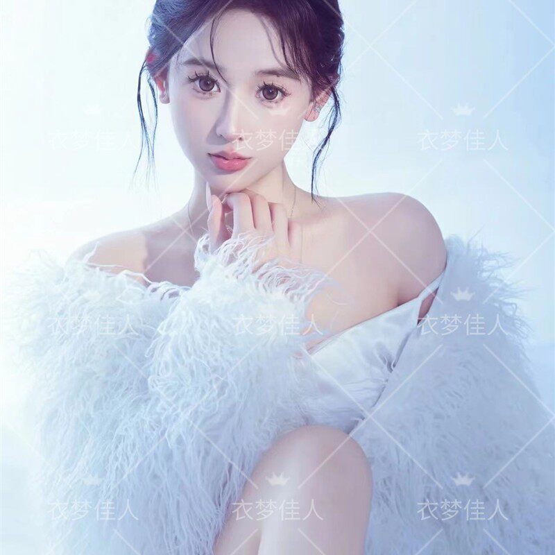 影楼新款拍照服装韩系画简约纯欲风白色皮草少女室内氛围感写真服