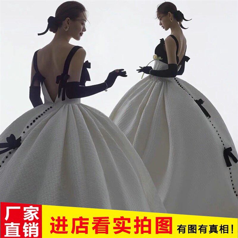 2026年新款影楼主题服装情侣写真礼服复古长拖尾黑白拼色吊带婚纱