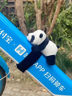 拍拍圈趴在自行车上的熊猫公仔电动车摩托车机装饰可爱小挂件啪啪