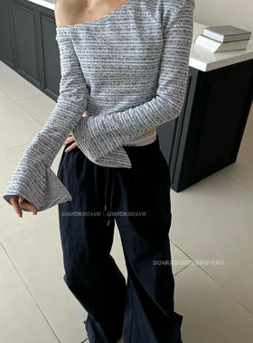 设计师款黑色斜领露肩T恤女2025春季新款设计感修身短款斜肩上衣