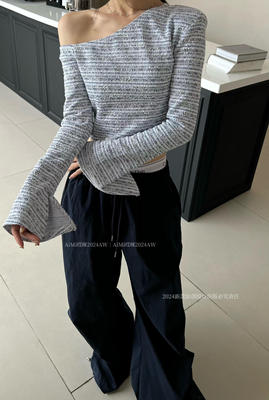 设计师款黑色斜领露肩T恤女2025春季新款设计感修身短款斜肩上衣