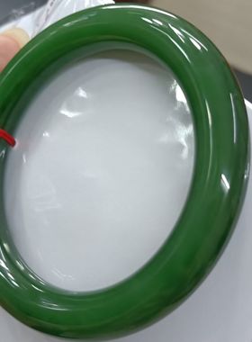 推荐碧玉冰底菠菜绿圆条玉镯色泽浓艳种老钢性十足密度高油光四溢