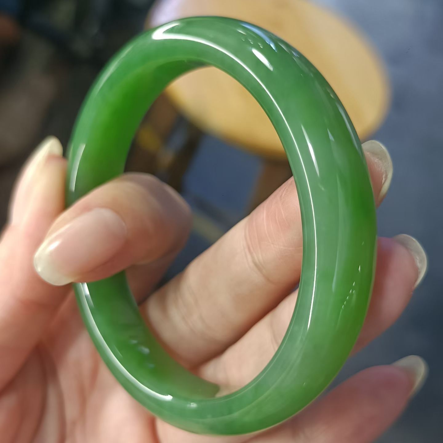 店主推荐俄罗斯碧玉阳绿玉镯色泽鲜绿密度高款型素雅仙气十足小圈