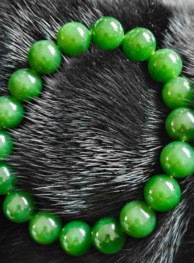 店主强烈推荐和田碧玉俄料正阳绿圆珠手串色泽靓丽肉质细腻油润