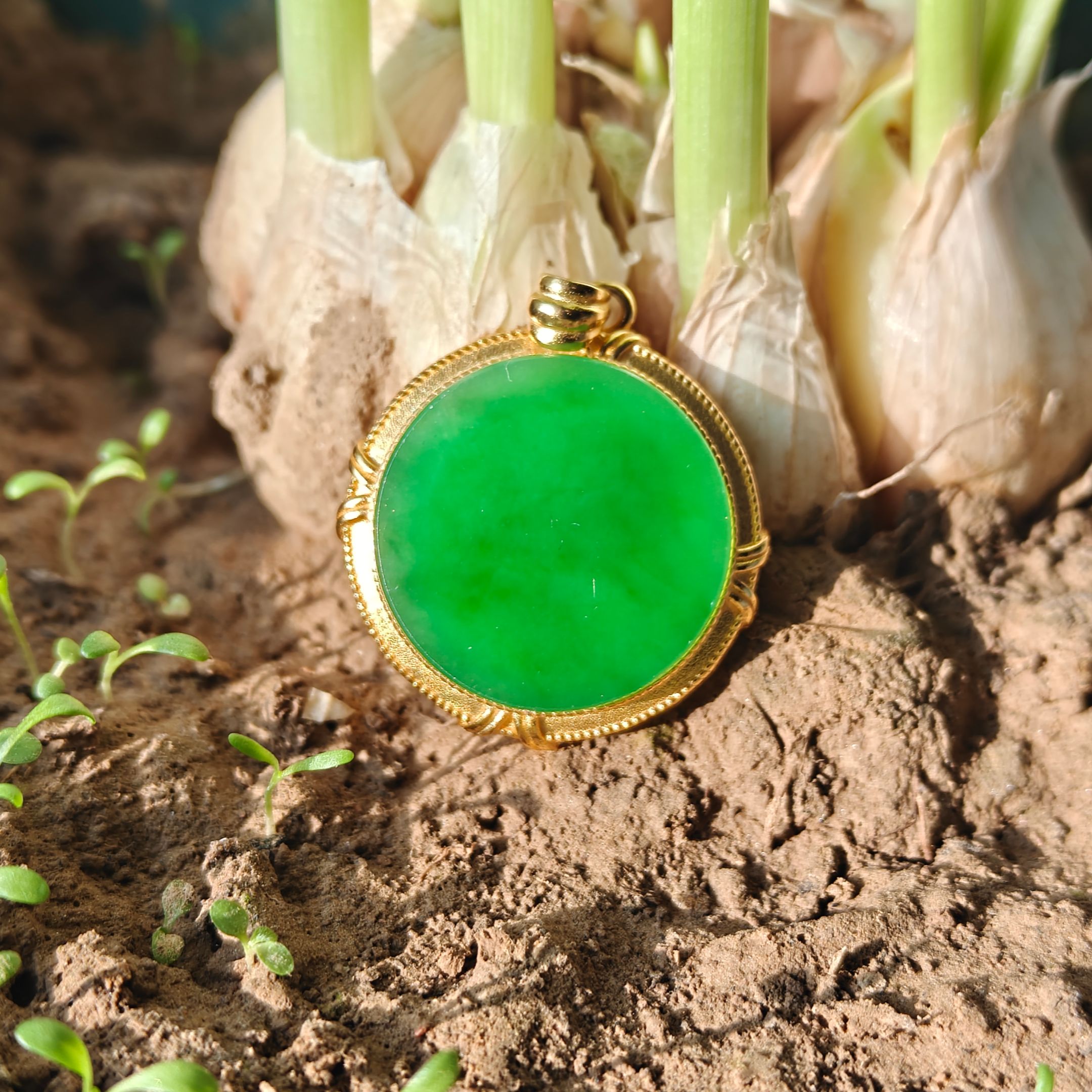 强烈推荐和田碧玉俄料阳绿镶嵌无事牌吊坠色泽浓郁细腻油润过灯