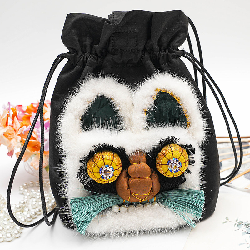 [吸金兽]香云纱黑龟手工国风抽绳包小众水貂毛桑蚕丝个性斜跨包