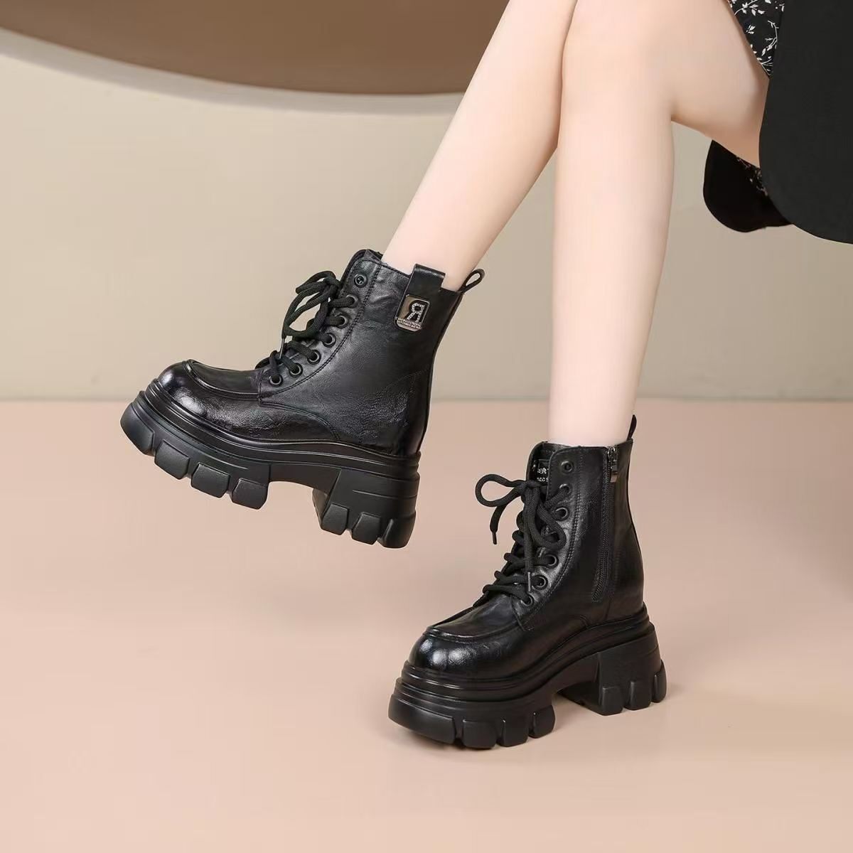 摇滚风厚底马丁靴女黑色系带内增高短靴小个子增高靴子
