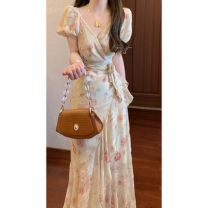 2026夏新款法式V领碎花收腰连衣裙小众茶歇超美长裙女士潮流印花