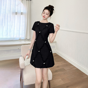 2026夏季新款气质菱格钉珠小香风连衣裙圆领设计感A字裙修身显瘦