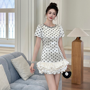 2026夏季新款气质镶钻荷叶边波点连衣裙女性时尚复古爆款裙子女装