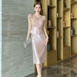 2026新款精致V领蕾丝拼接显瘦连衣裙温柔气场中长款收腰显高贵女