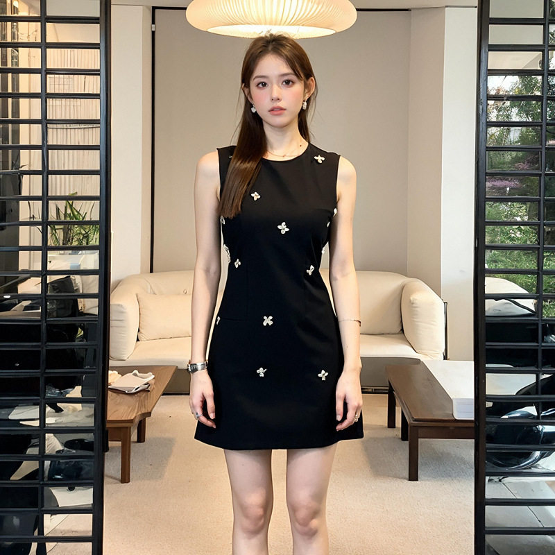 黑色无袖连衣裙女夏季法式设计赫本风镂空收腰小个子圆领a字礼服