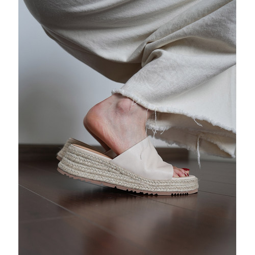 Fermina草编厚底一字拖鞋女夏外穿小个子增高凉拖坡跟休闲半拖皮