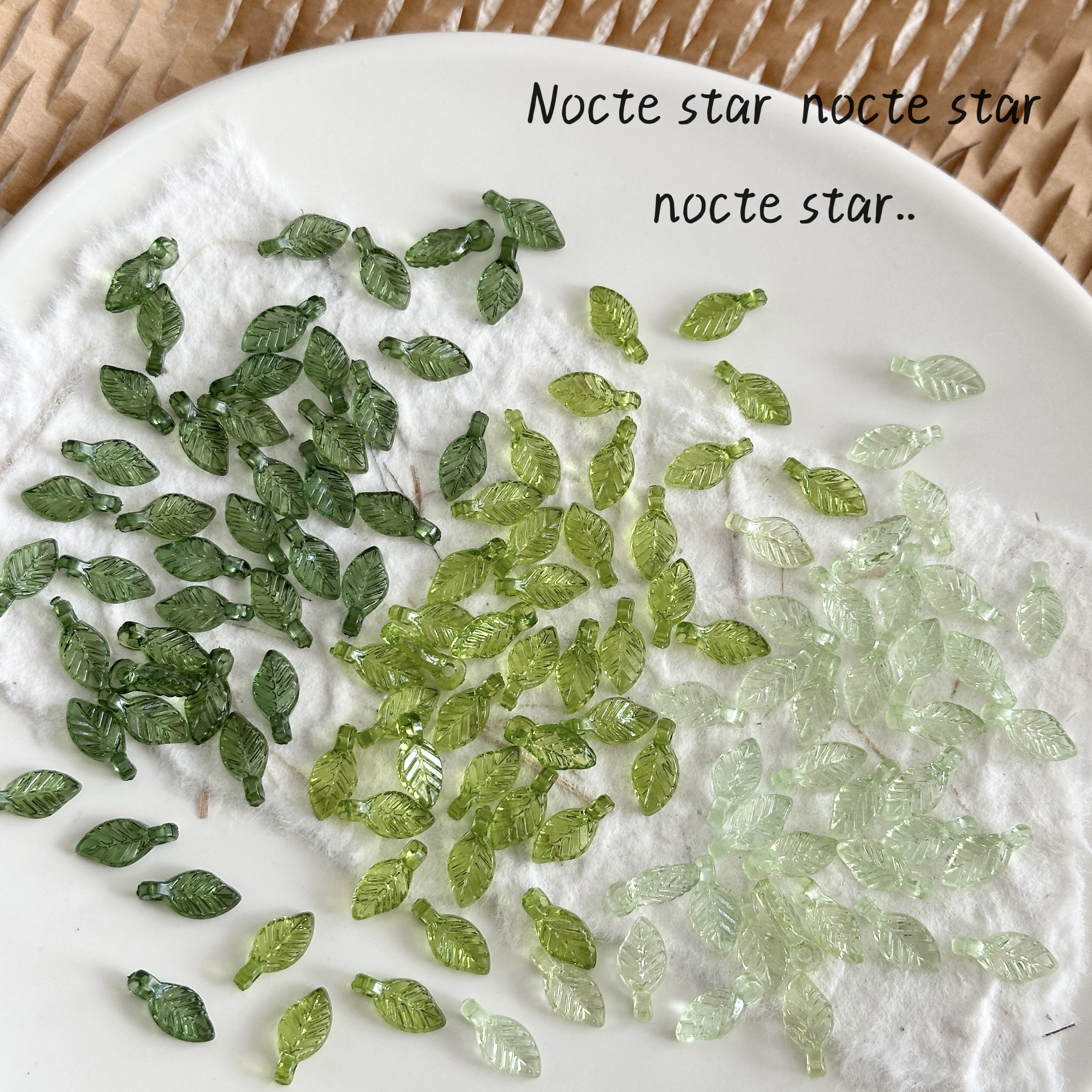 新款亚克力迷你小树叶穿孔串珠材料 手工DIY装饰手链项链饰品配件