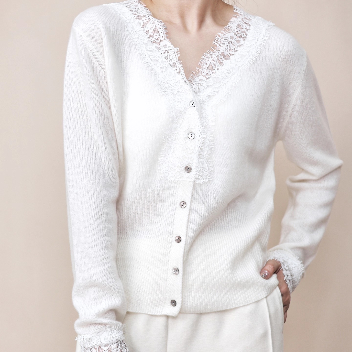 新款秋冬100纯山羊绒衫女V领蕾丝拼接针织开衫百搭打底衫