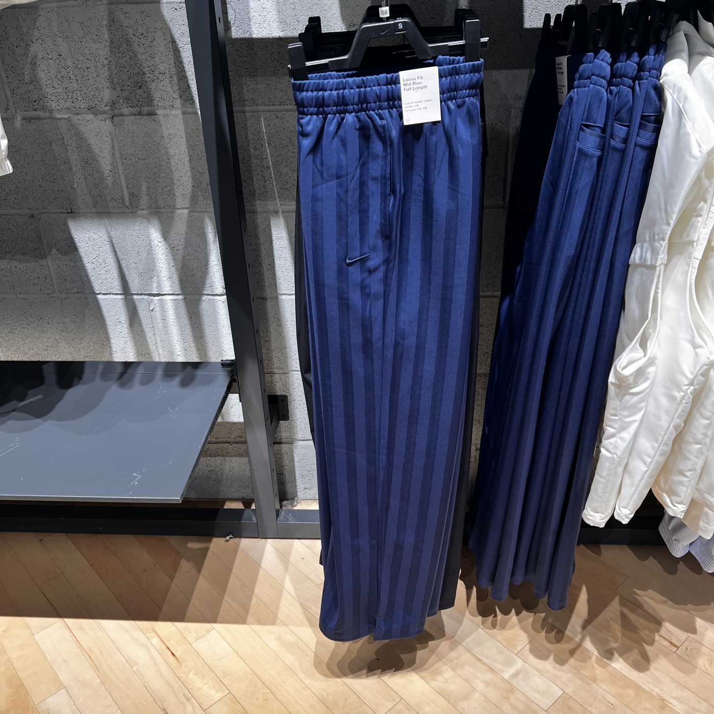 NIKE耐克女子刺绣logo慵懒风条纹速干透气舒适休闲长裤HV5134-410