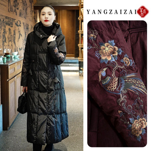 羊在在原创冬季民族风刺绣收腰长款羽绒服连帽保暖YRF25YW1035