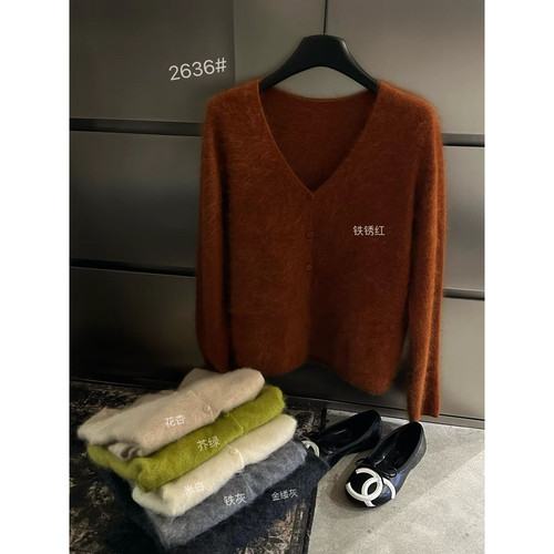 秋上新V领单排扣舒适显瘦保暖毛衣(不含下装+包包)S2636