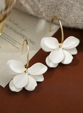LJW 小众设计不规则滴油烤漆纯白花瓣耳环女轻奢简约百搭精致耳饰
