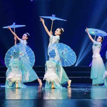 西子湖初妆舞蹈服装女飘逸中国风群舞古典舞演出服伞舞道具表演服