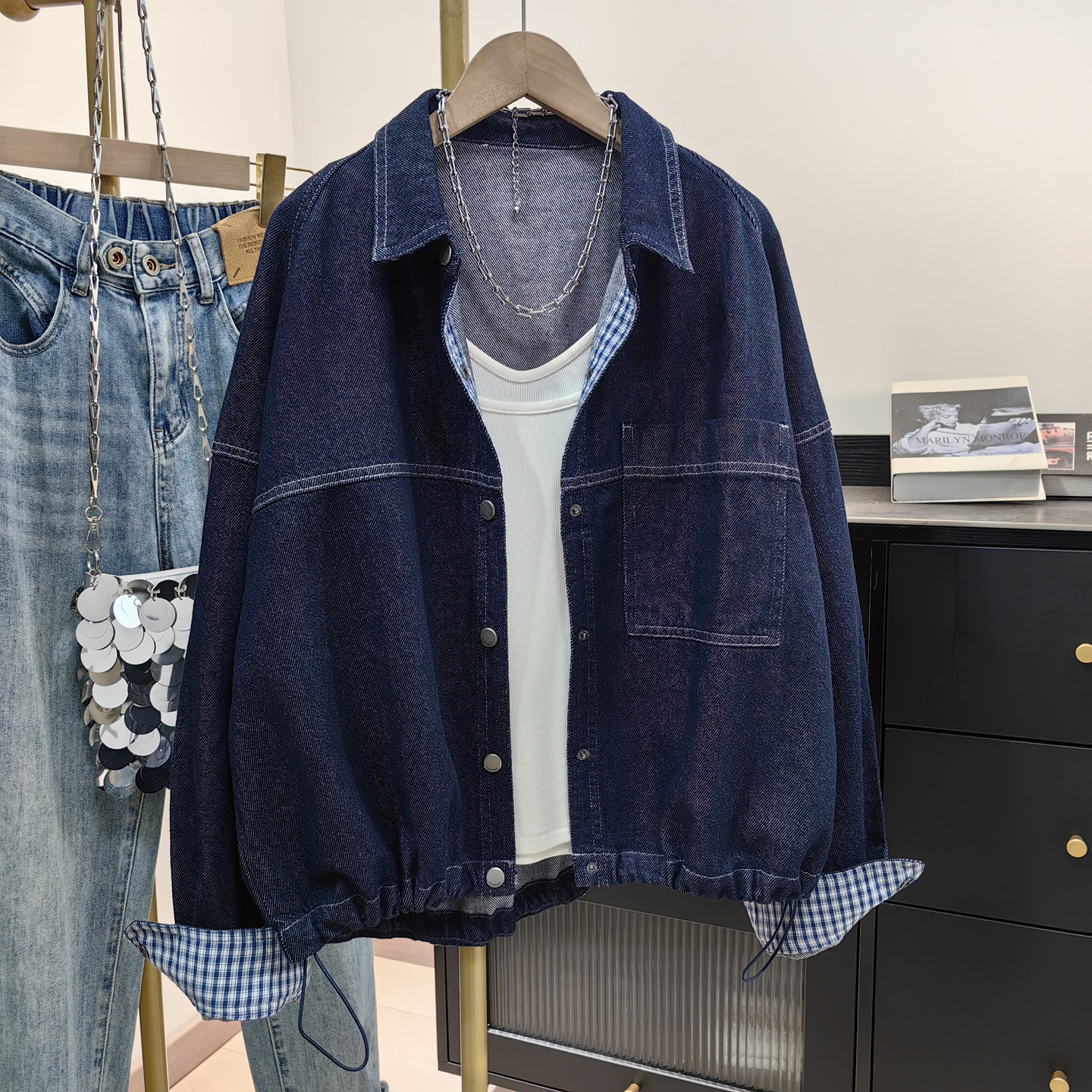 复古深蓝色牛仔外套女春秋新款宽松休闲格子拼接翻领抽绳夹克上衣