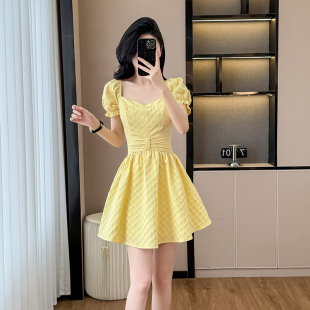 高级感肌理感蓬蓬甜美短裙子 连衣裙女收腰夏季 法式 黄色方领泡泡袖