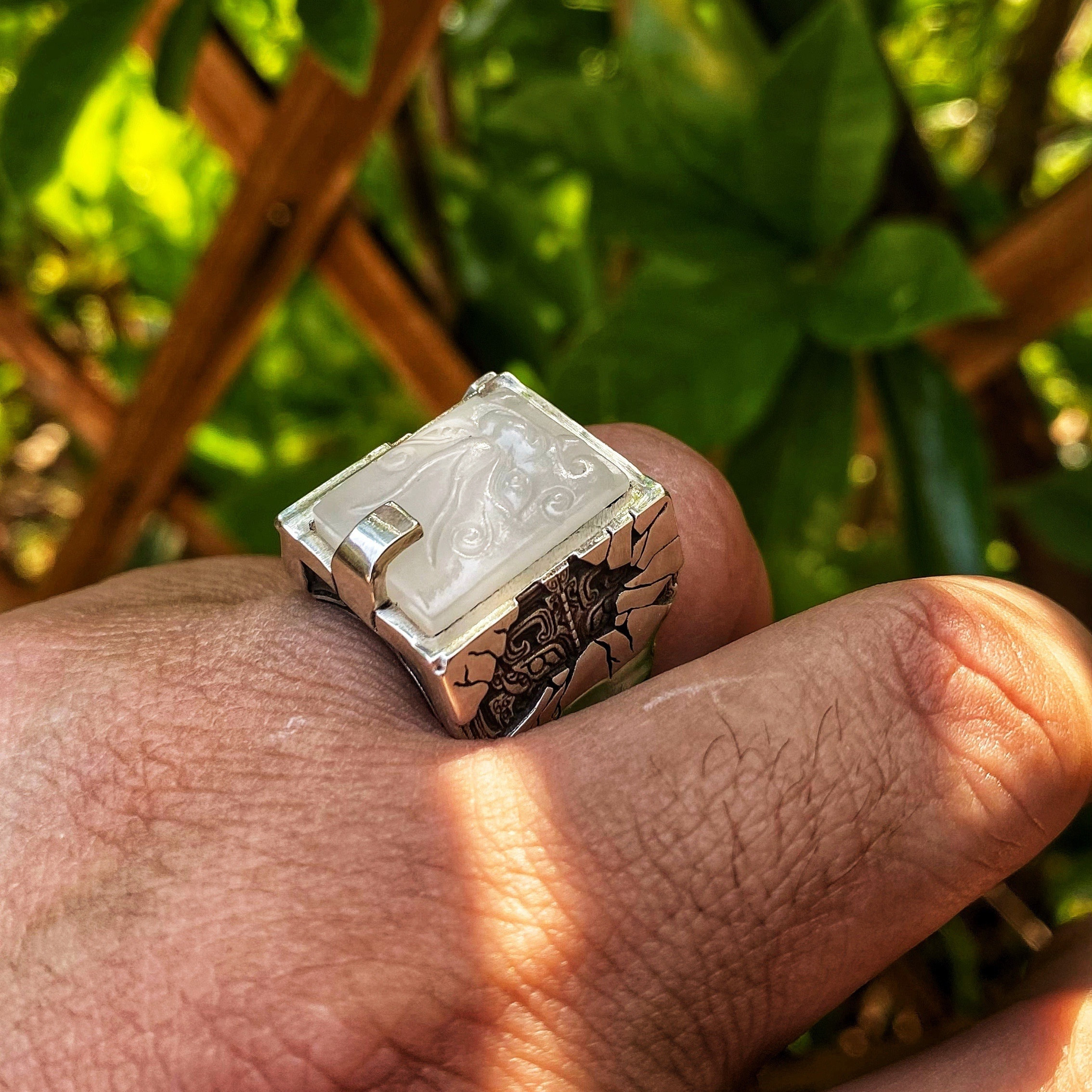 渡鸦专属战国纹和田玉包镶银戒指