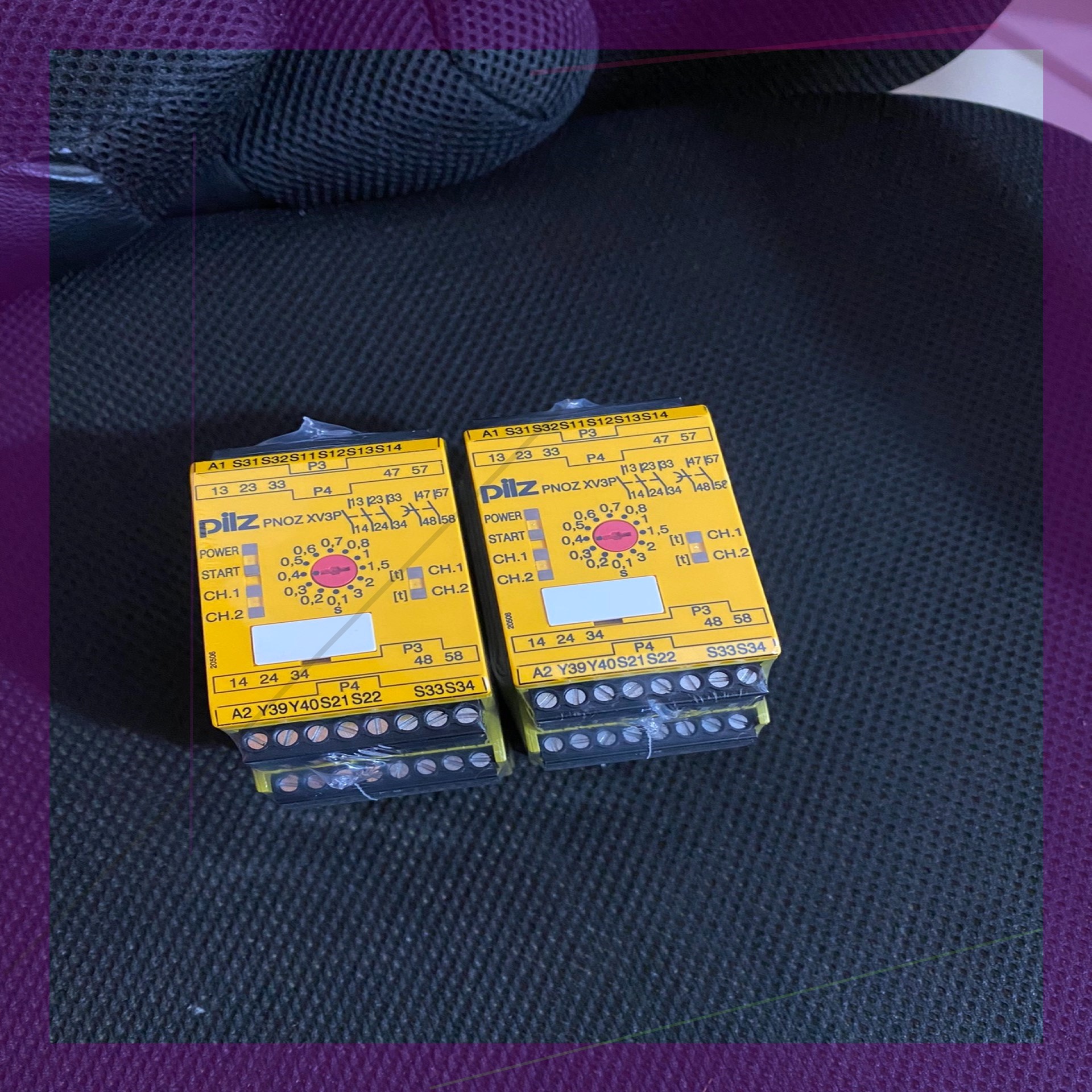 PNOZXV3P 3124 VDC 3n/o2n/ot  777512  PILZ 安全继电器