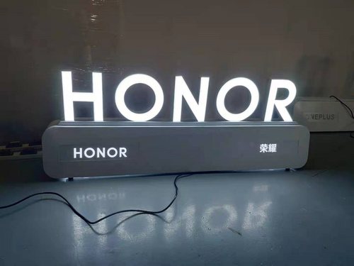 定制苹果华为荣耀落地桌面发光字