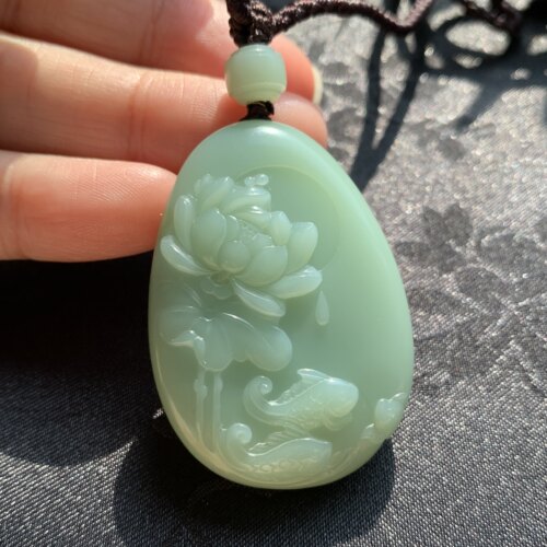 和田玉碧玉粉青瓷白无结构荷花牌俄老料碧玉瓷白荷花玉坠毛衣坠