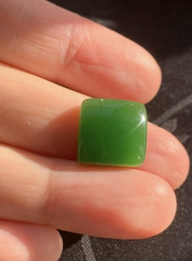 和田玉碧玉辣阳绿戒面吊坠裸面俄罗斯老坑辣阳绿特细结构方戒面