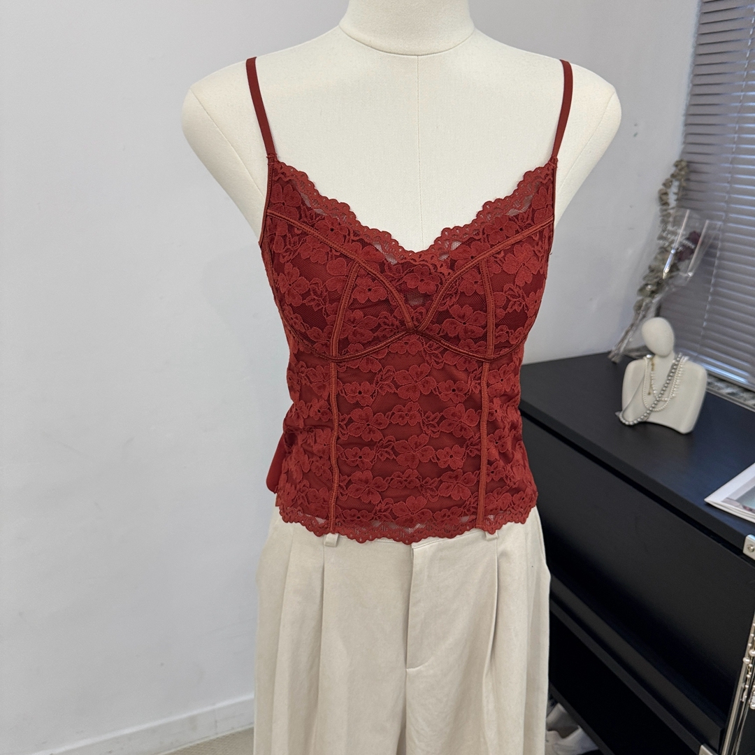 氛围感法式拼接蕾丝修身吊带女2025秋冬新款纯色深红色内搭有胸垫