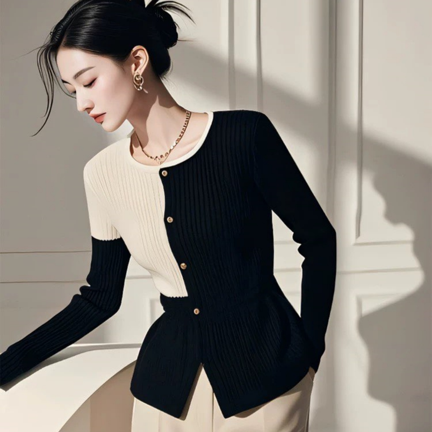 白领哥弟新2025秋冬高级感黑白撞色长袖针织衫显瘦圆领收腰毛衣