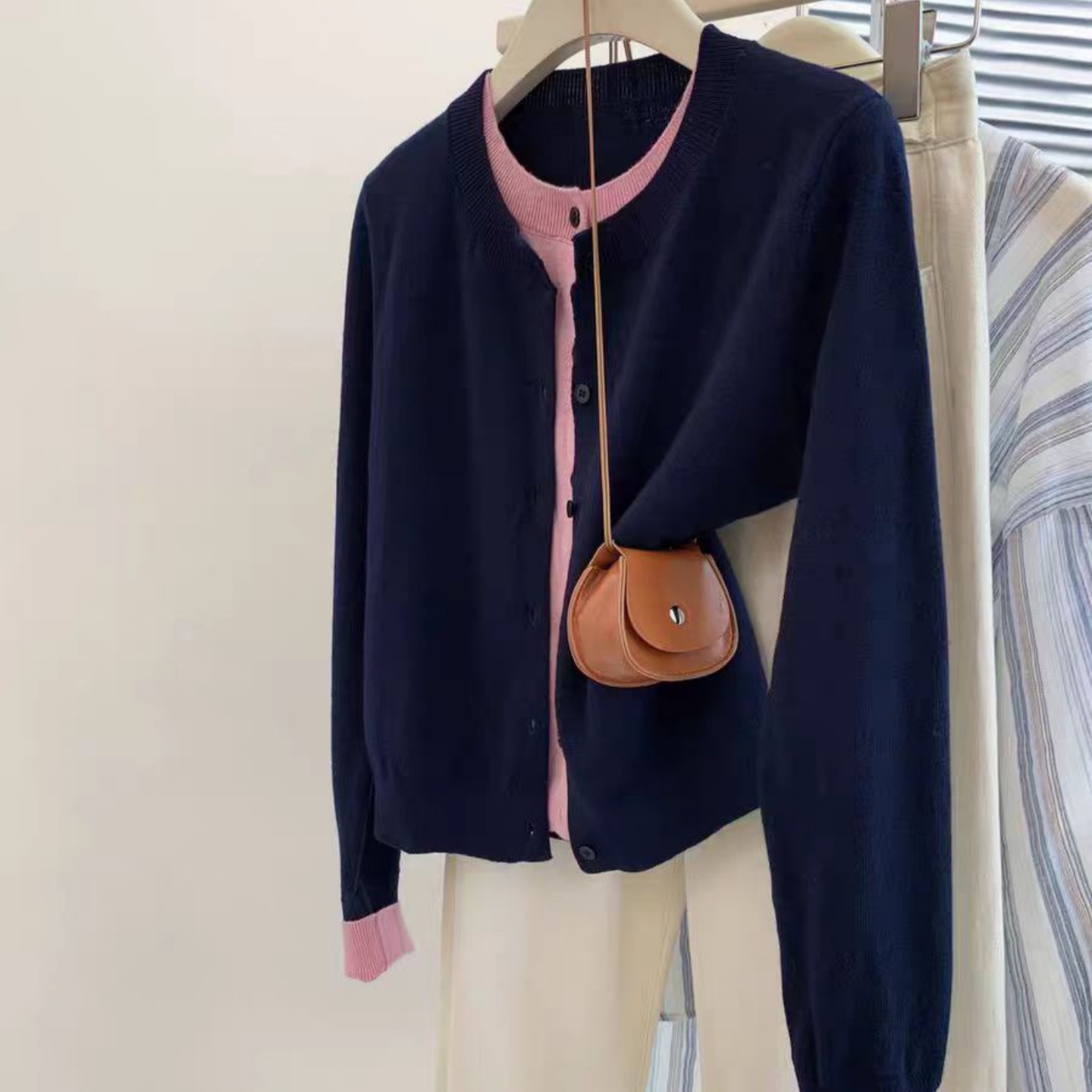 白领哥弟新2025秋冬高级感藏青色正肩针织开衫女假两件显瘦上衣