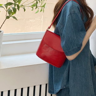 ins质感百搭小众设计红色单肩斜挎水桶包 自制包包女2024新款 韩版