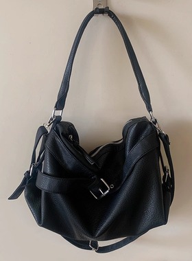 大容量黑色百搭辣妹机车包个性时髦休闲单肩腋下包通勤斜挎托特包