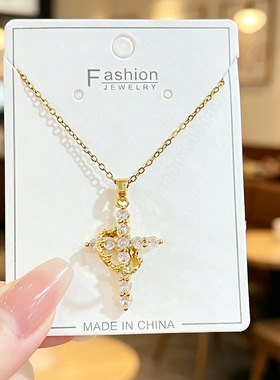 钛钢欧式浪漫镶皇冠环绕镶嵌锆石十字架项链轻奢可旋转王冠锁骨链